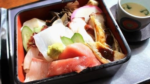 <Web割対象商品>【キングツアーバス旅】皇室へ献上している初夏の味覚「房州びわ」もぎ取り食べ放題♪絶景!レトロな木製桟橋&富津名物 海堡丼〔府中・調布発〕3